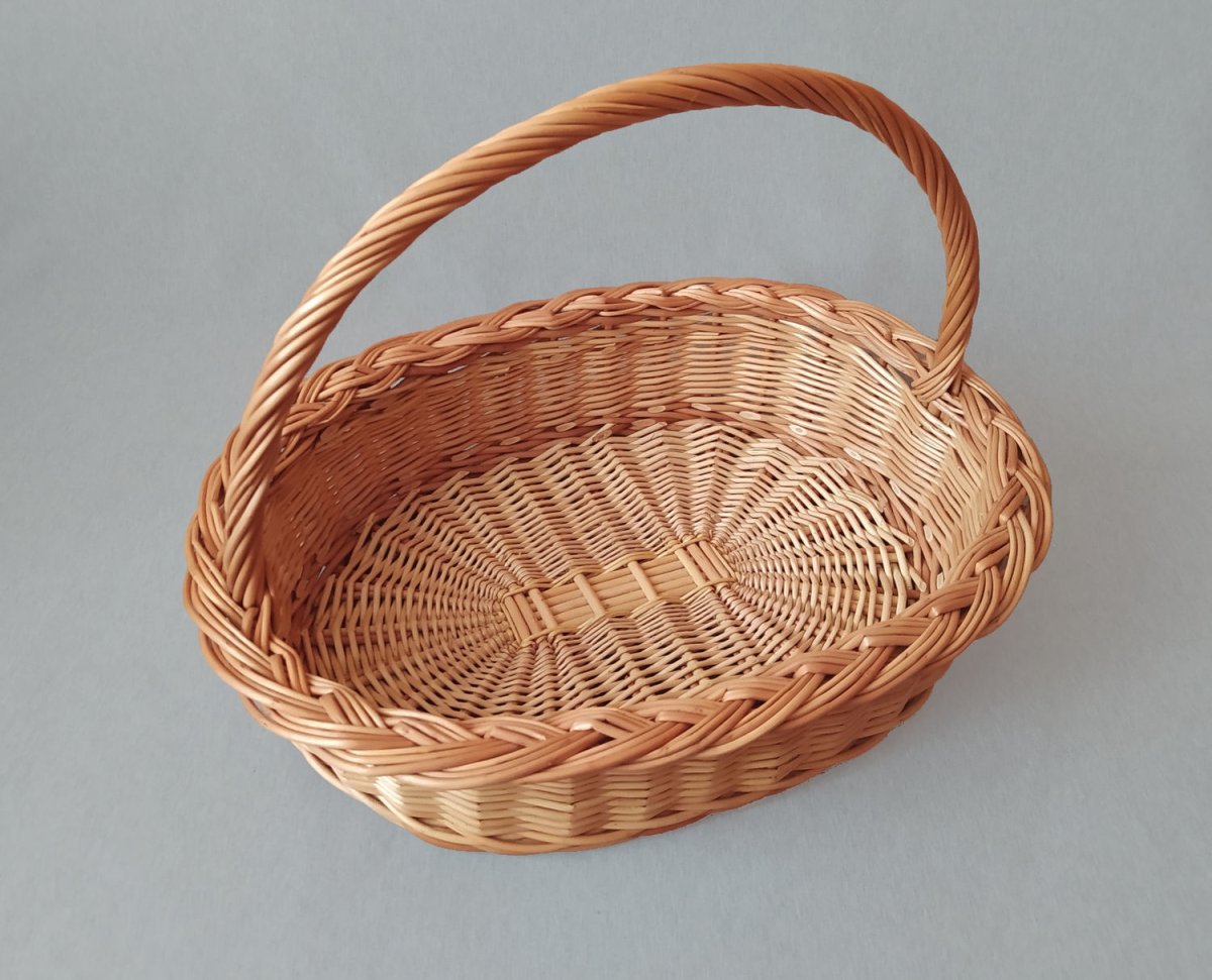 Плетеная корзина на прозрачном фоне