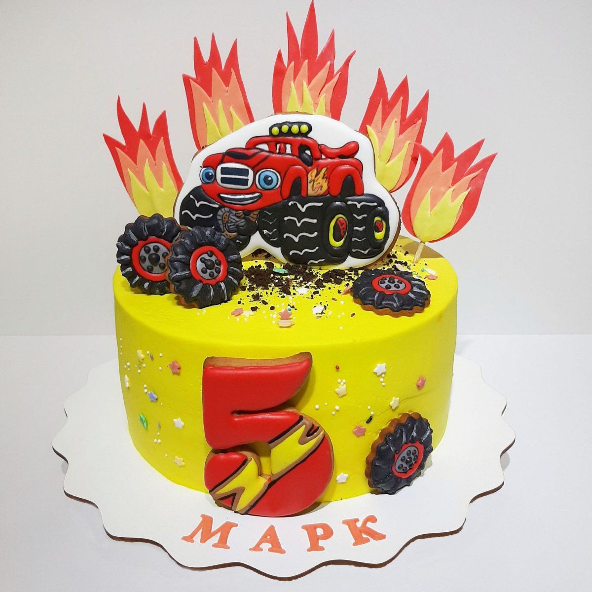 Торт Вспыш и чудо машинки