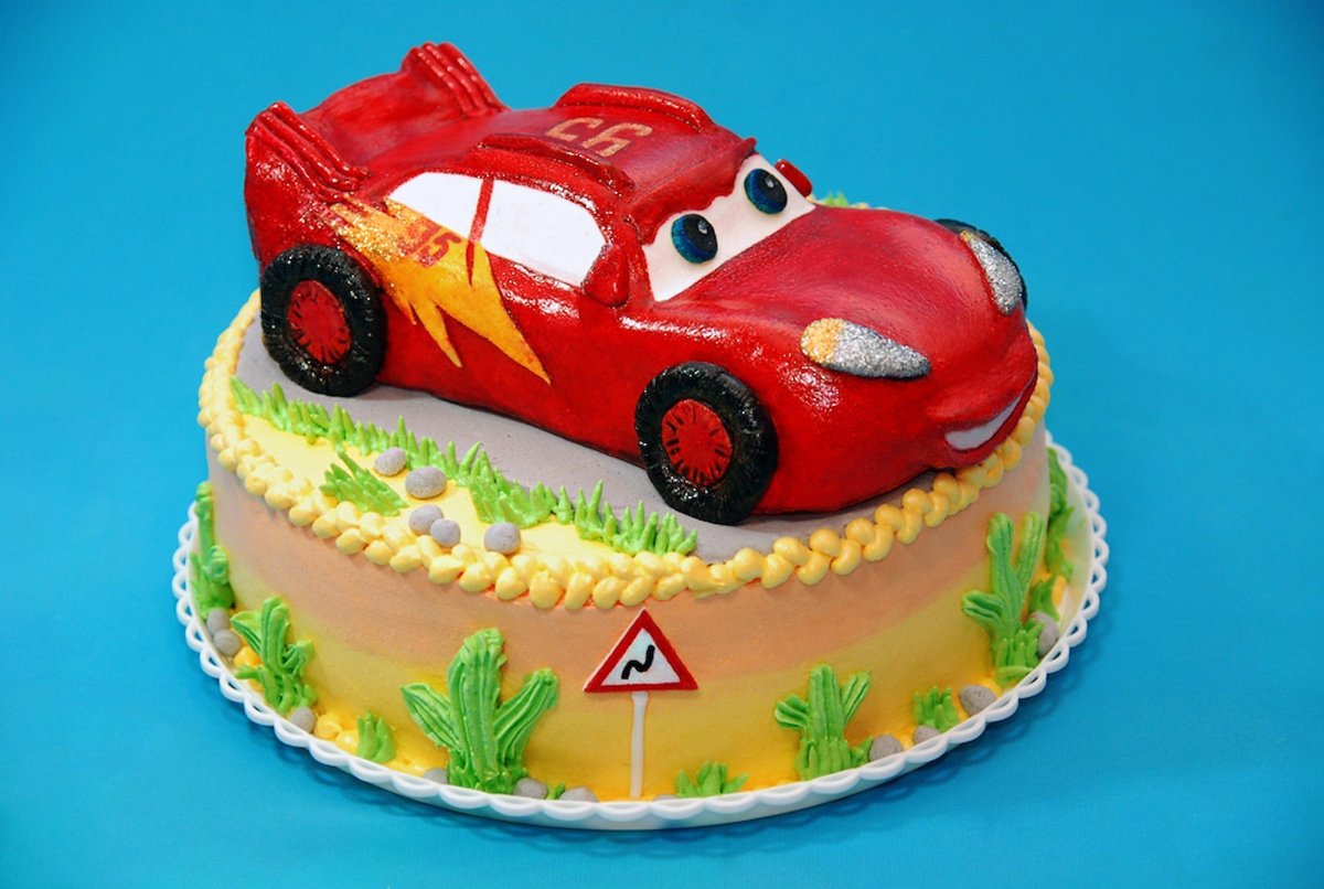 Торт с «машинками»