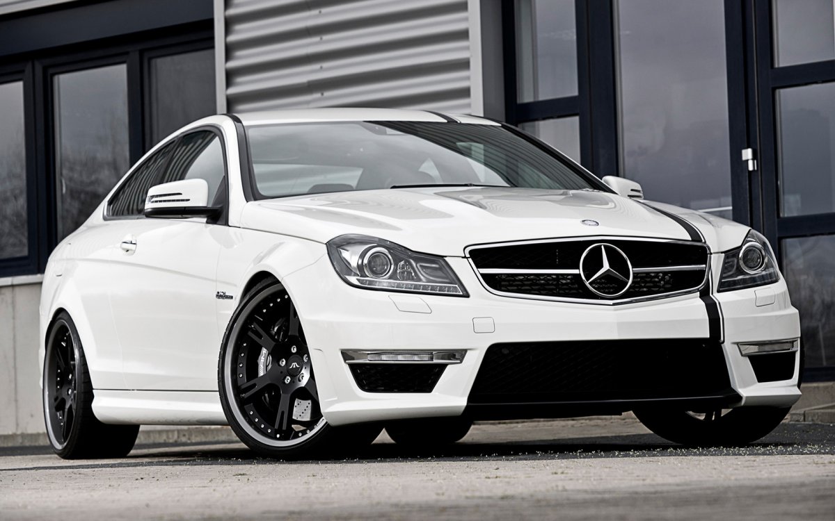 Mercedes Benz c63 AMG белый