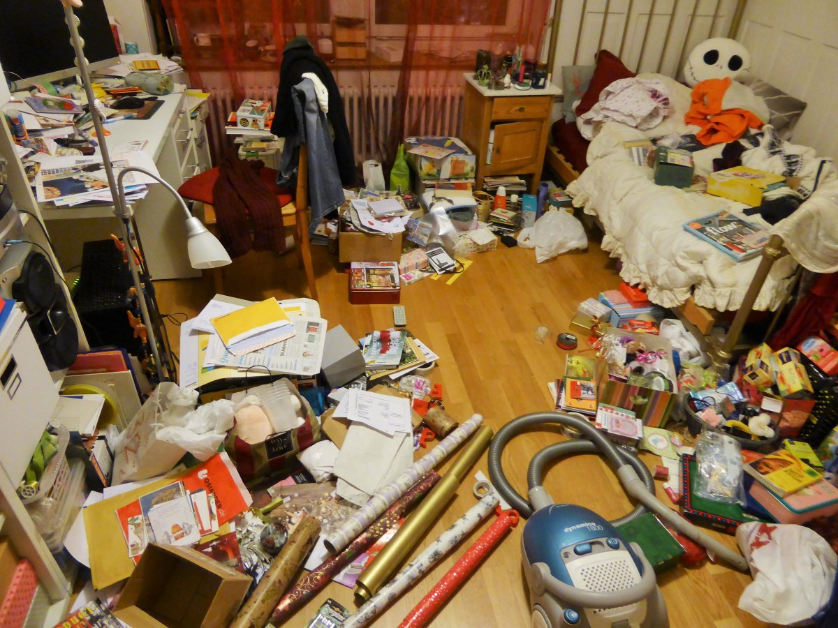 Комната с разбросанными вещами