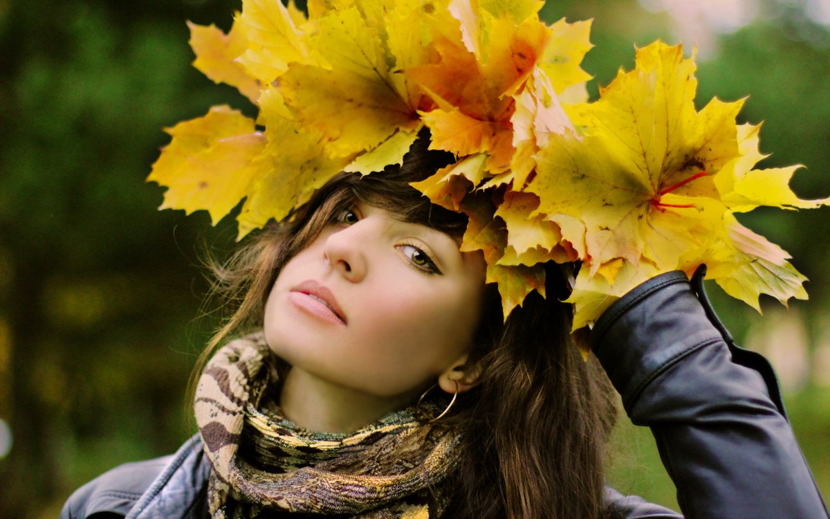 Девушка в осенних листьях