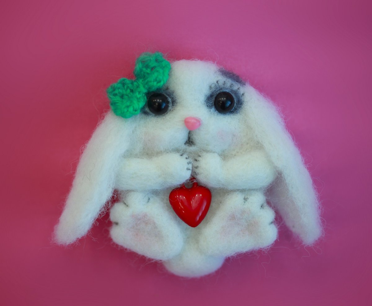 Валяние шерсти зайчик с сердечком