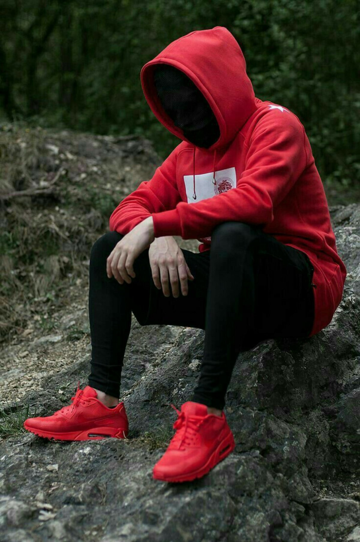 Одинокий человек в капюшоне