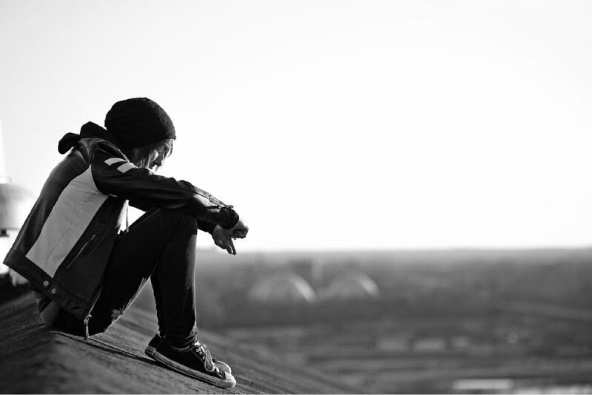 Грустное лицо аниме парень