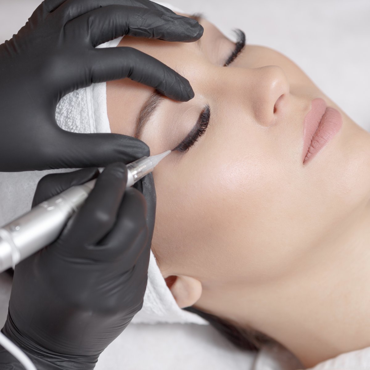 Окрашивание бровей в салоне