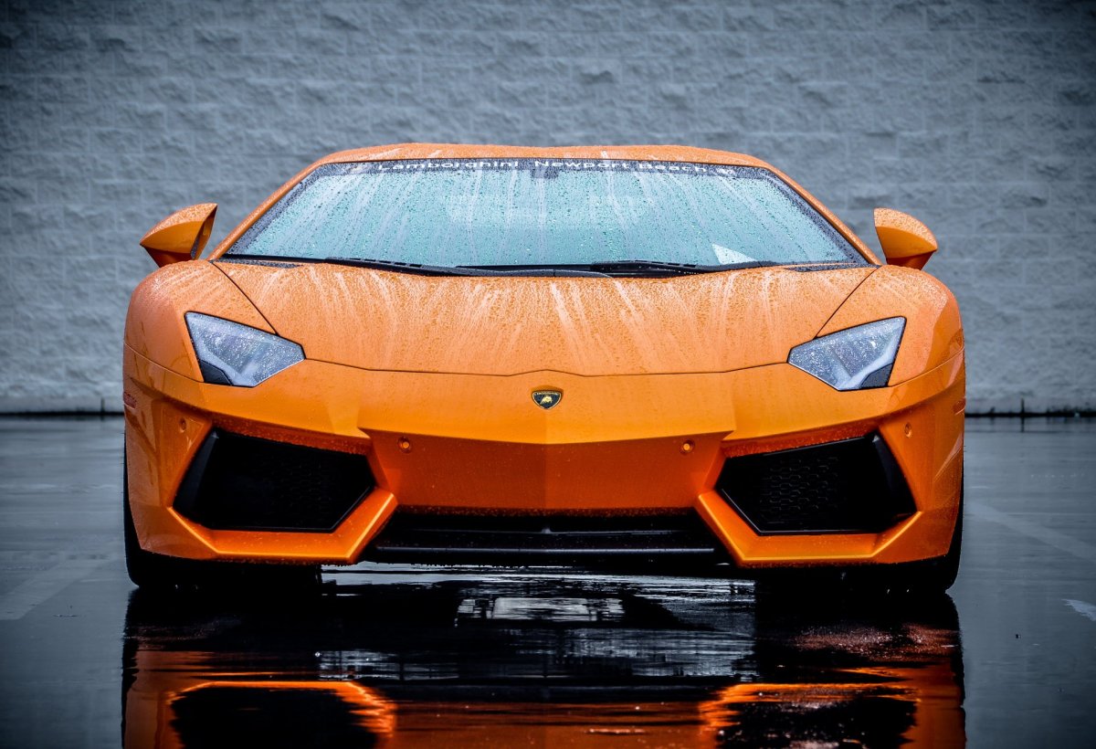 Оранжевого спорткара Lamborghini Aventador LP 700-4