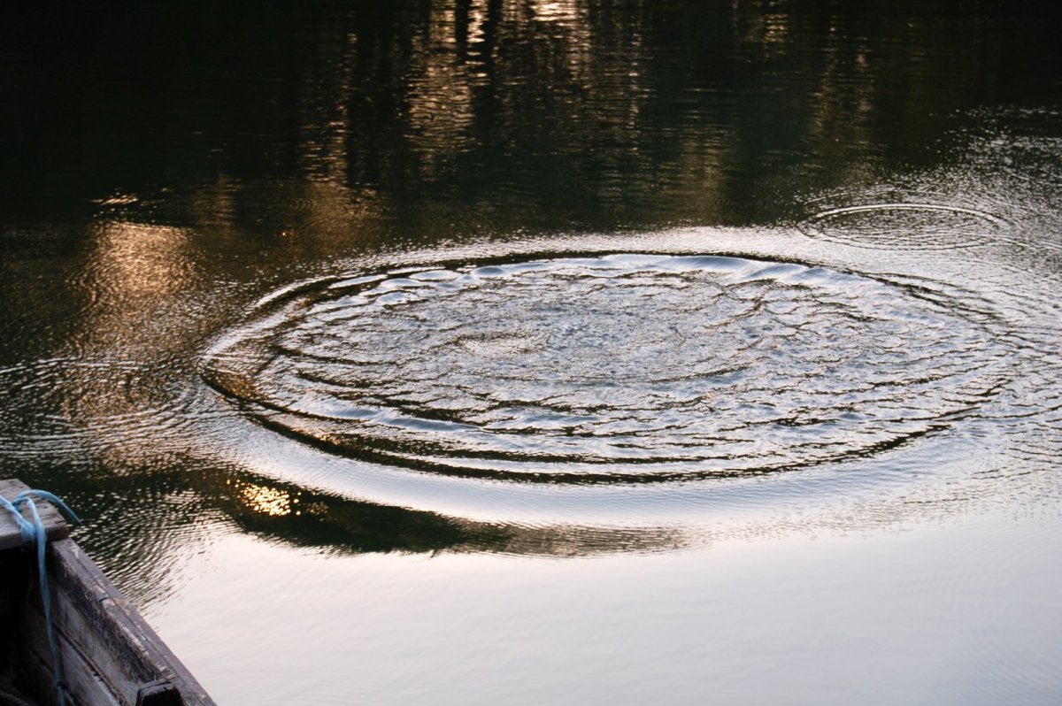 Круги на воде от камня