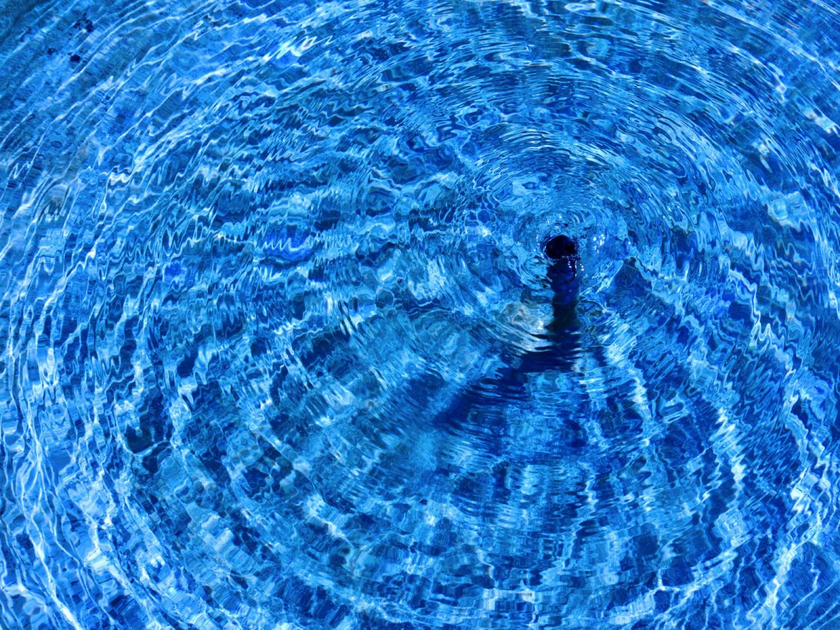 Капля воды падает в воду