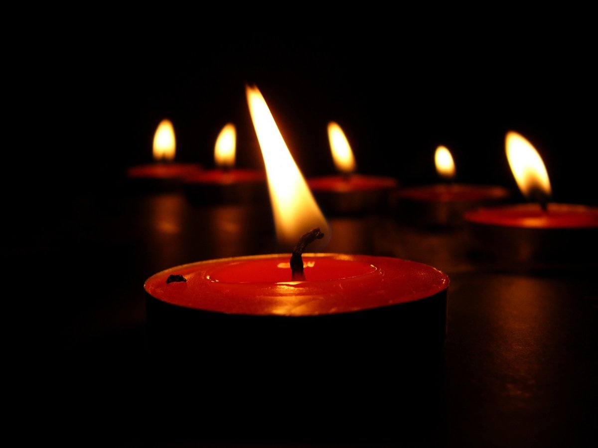 Красная траурная свеча