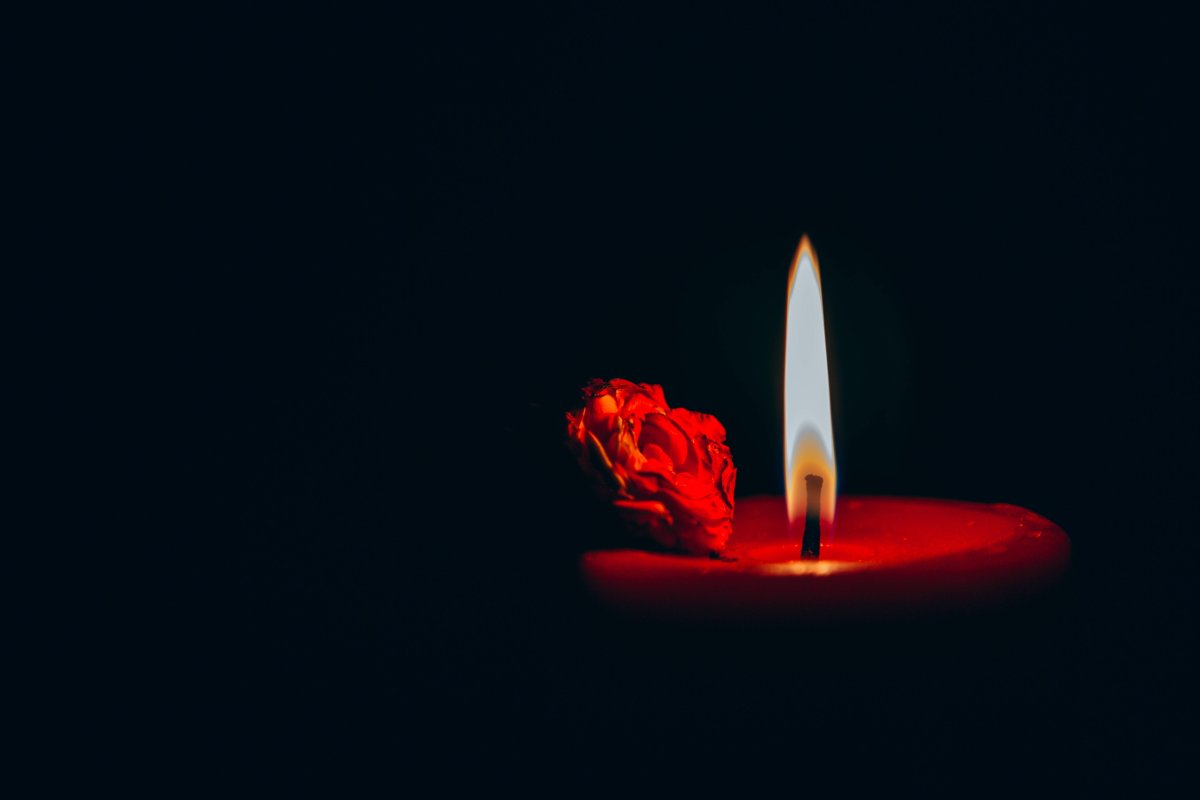 Траур свеча на черном фоне