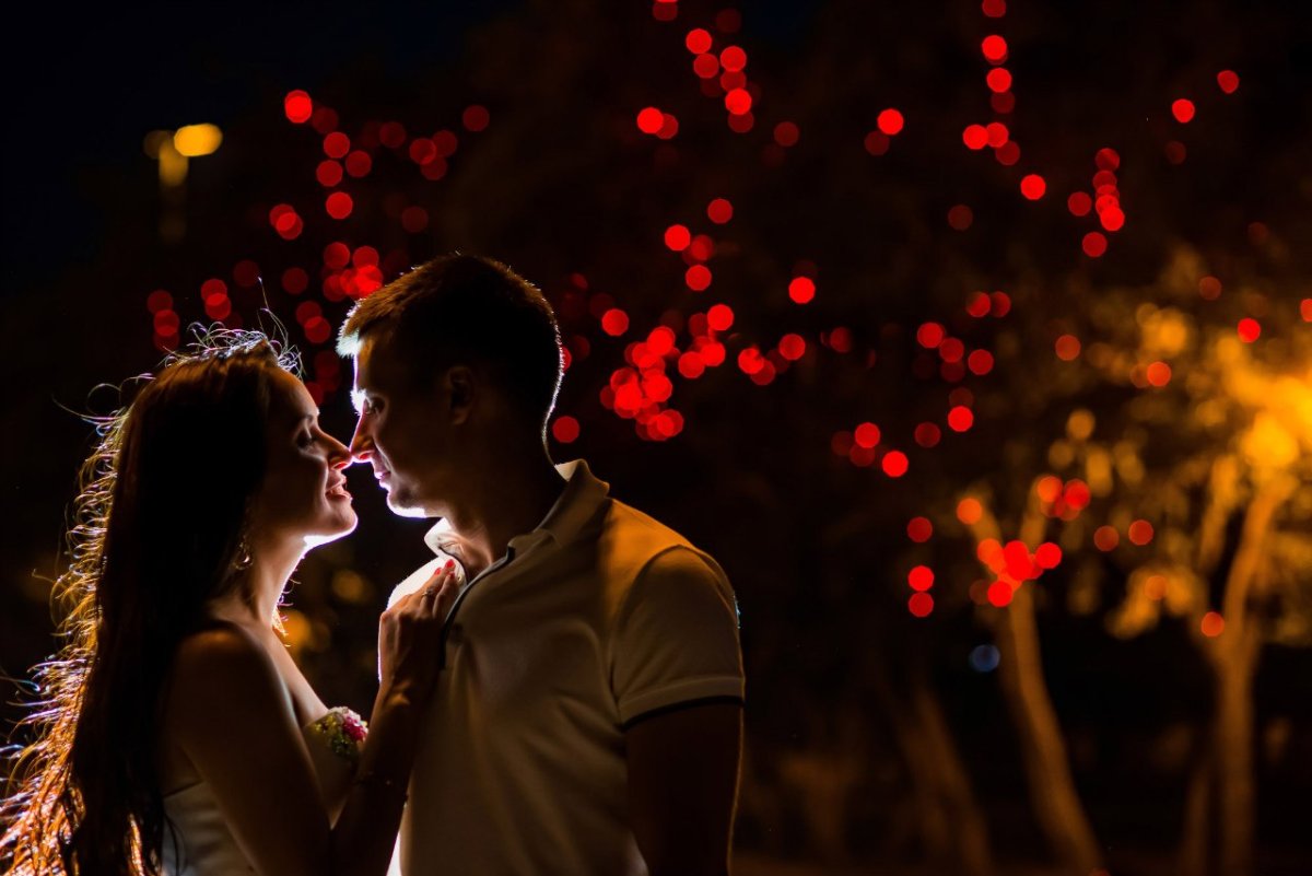 Парень обнимает девушку