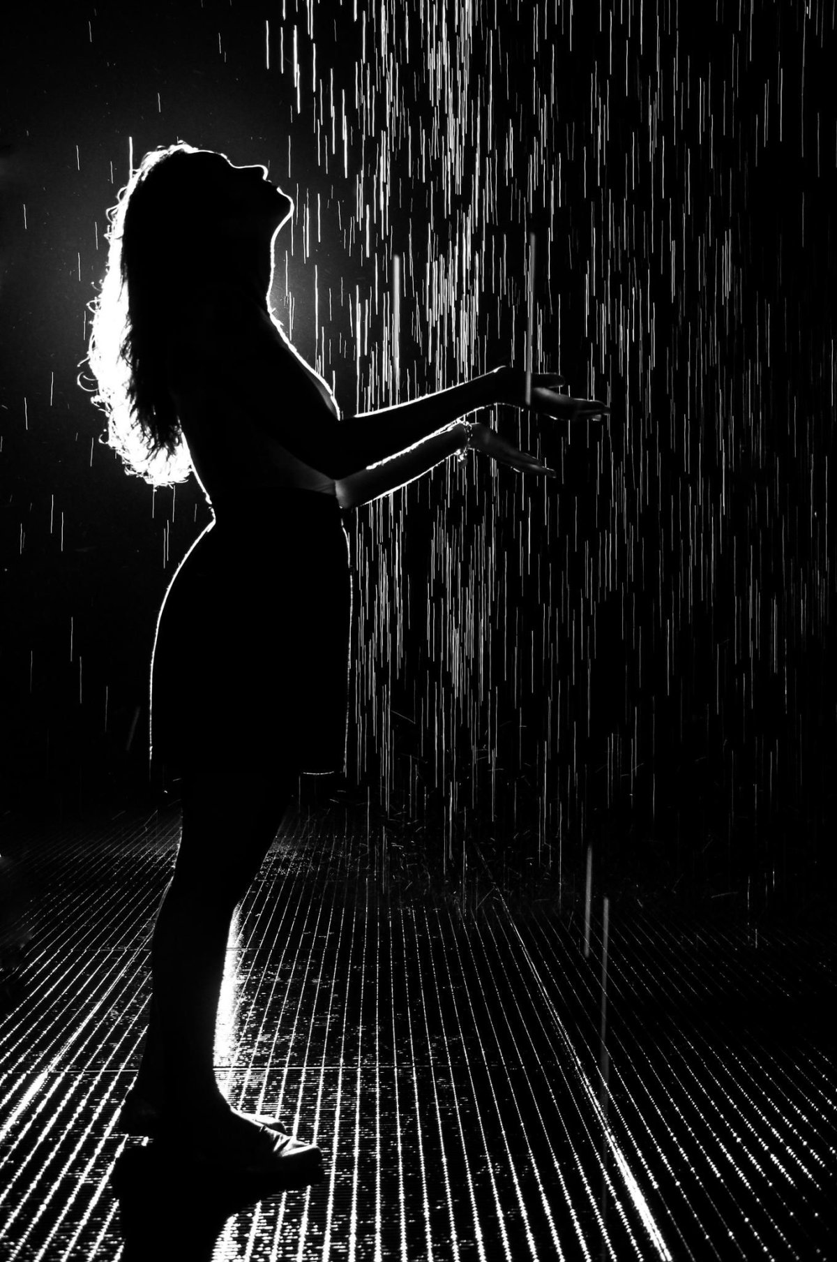 Женский силуэт в темноте