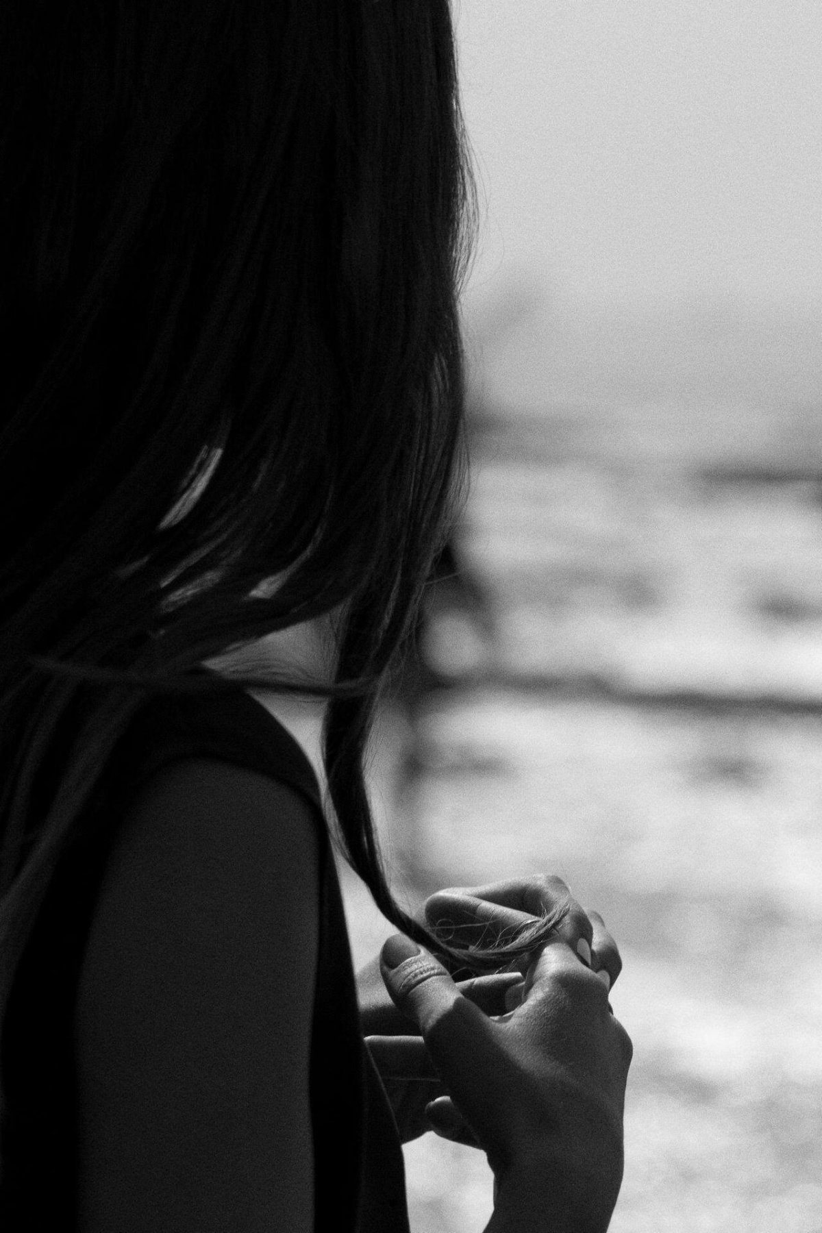 Грустная брюнетка