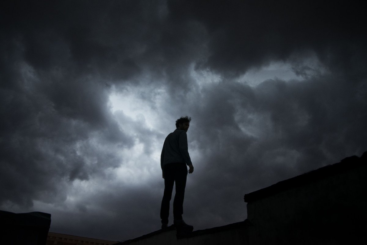 Одинокий человек в темноте