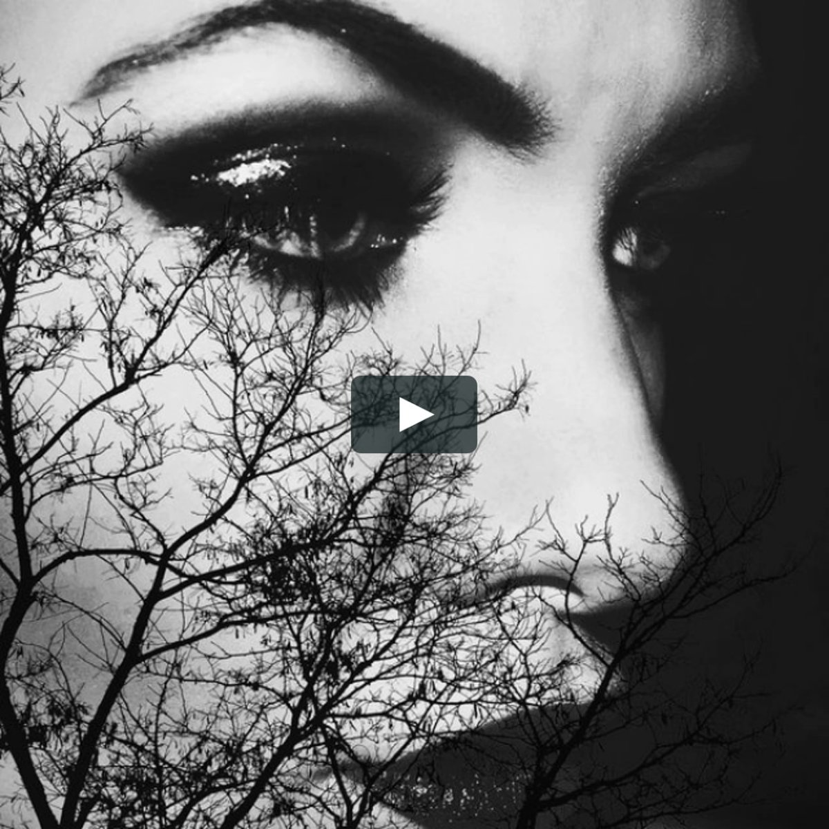 Девушка с грустью в глазах