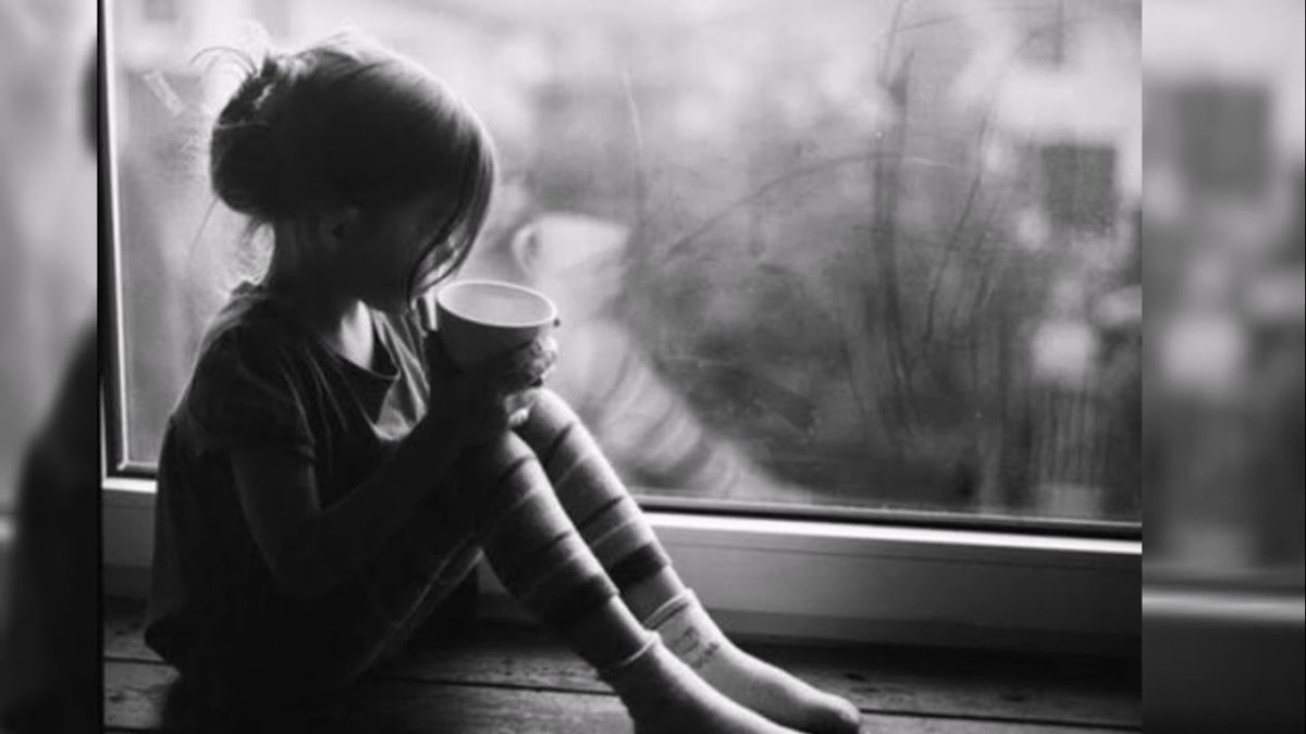 Грустная девочка