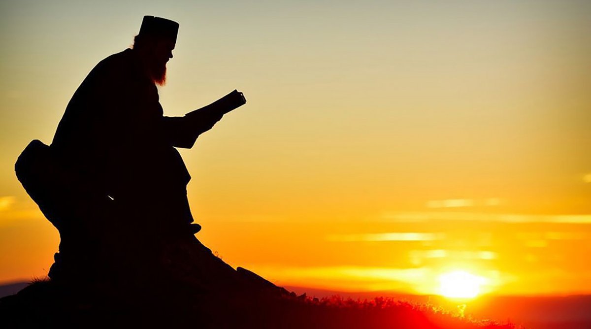 Монах на закате