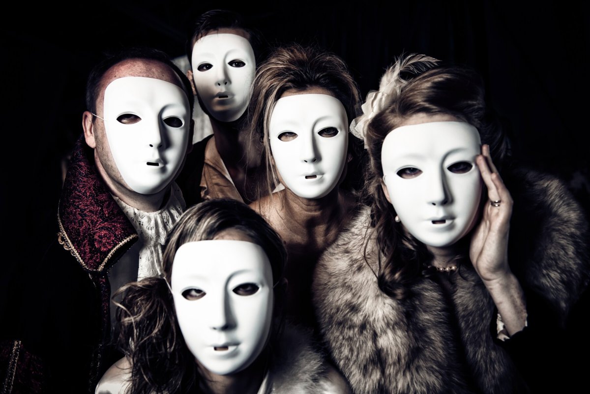 Человек в маске