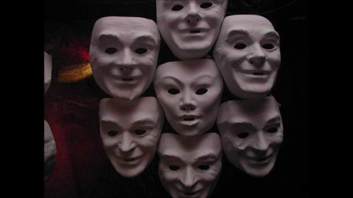 Человек за маской