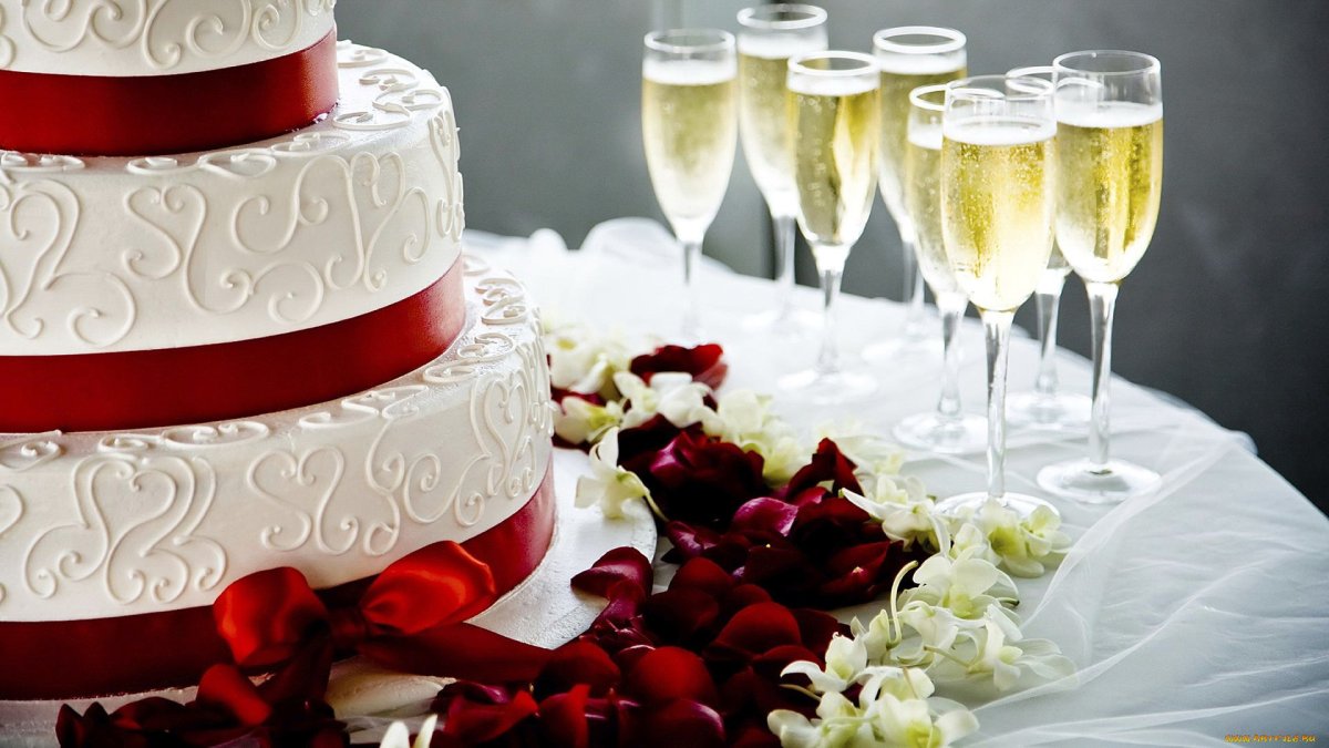 Торт и шампанское