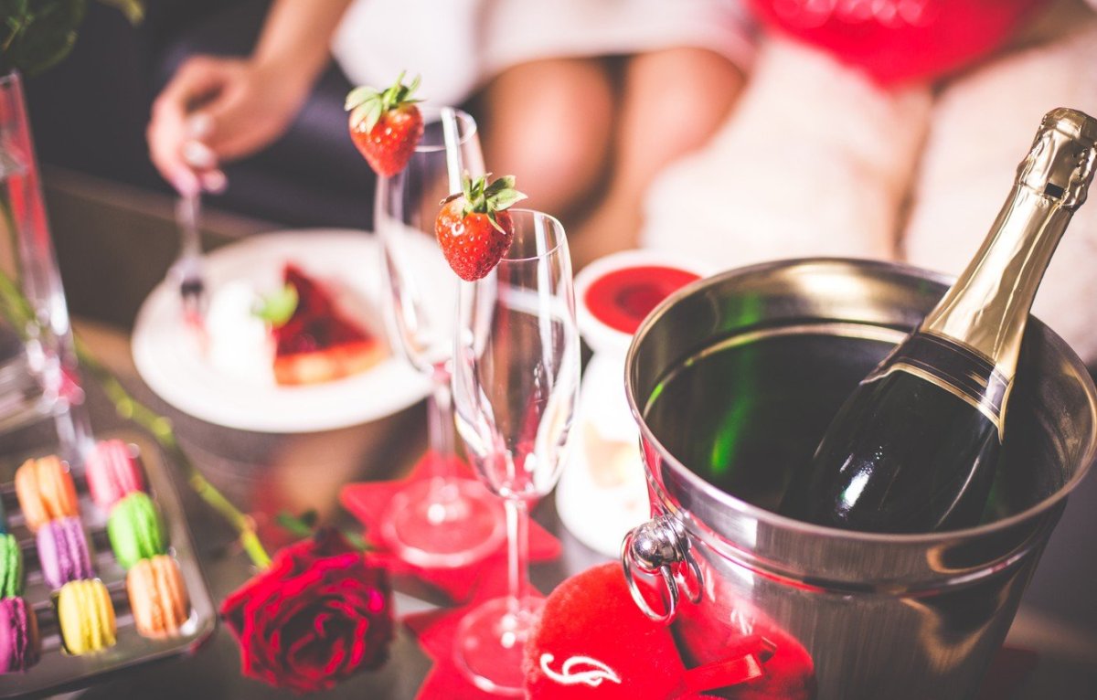 Торт и шампанское