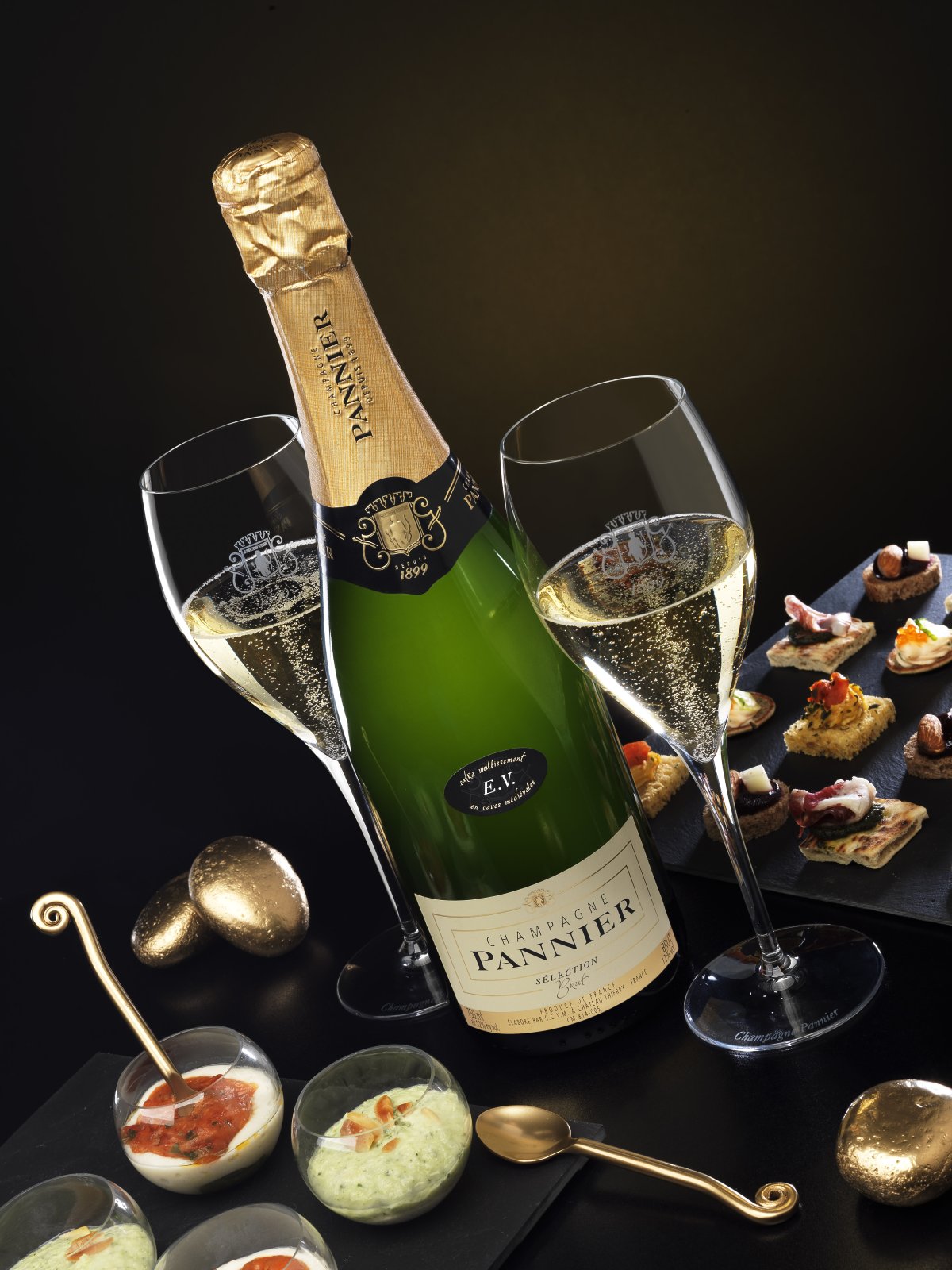 Праздничный стол с шампанским