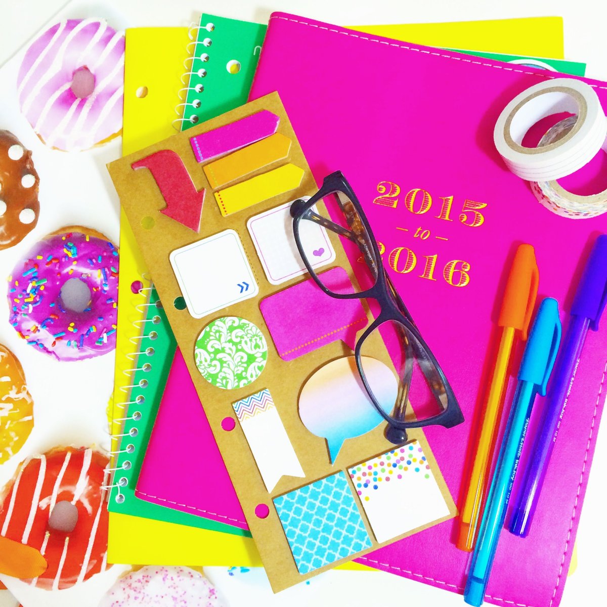 Школьные принадлежности на белом фоне