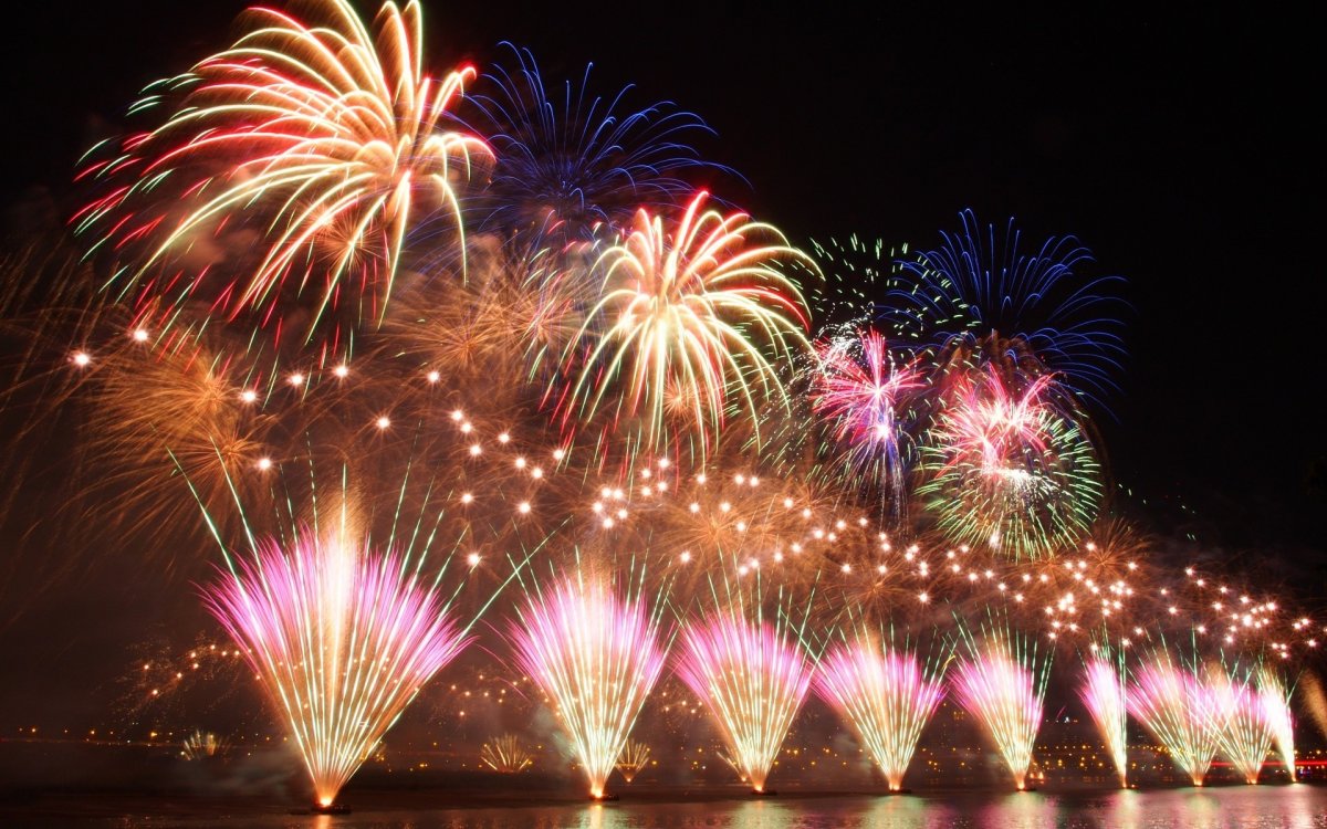 Салюты и фейерверки