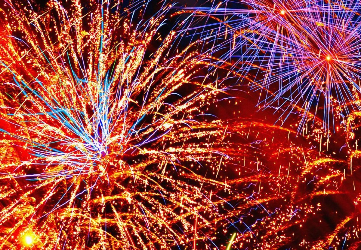 Салюты и фейерверки