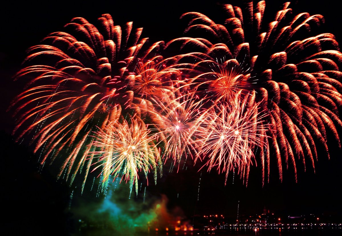 Салюты и фейерверки