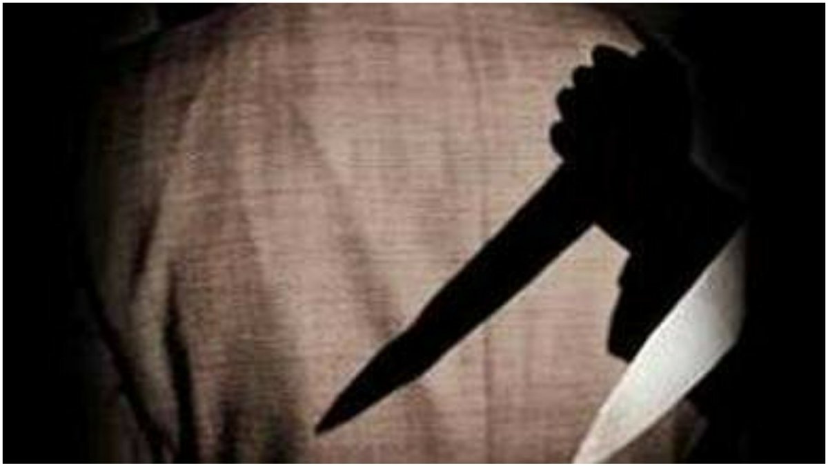 Мужчина нападает с ножом