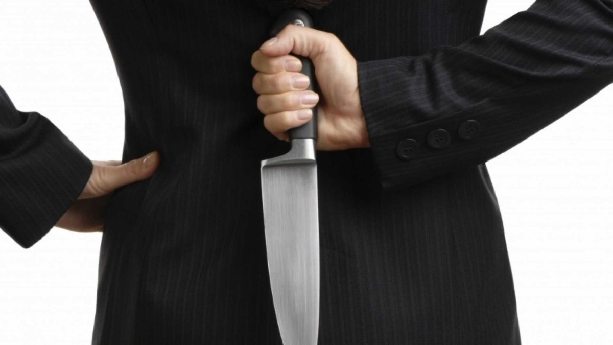 Нож в спину предательство