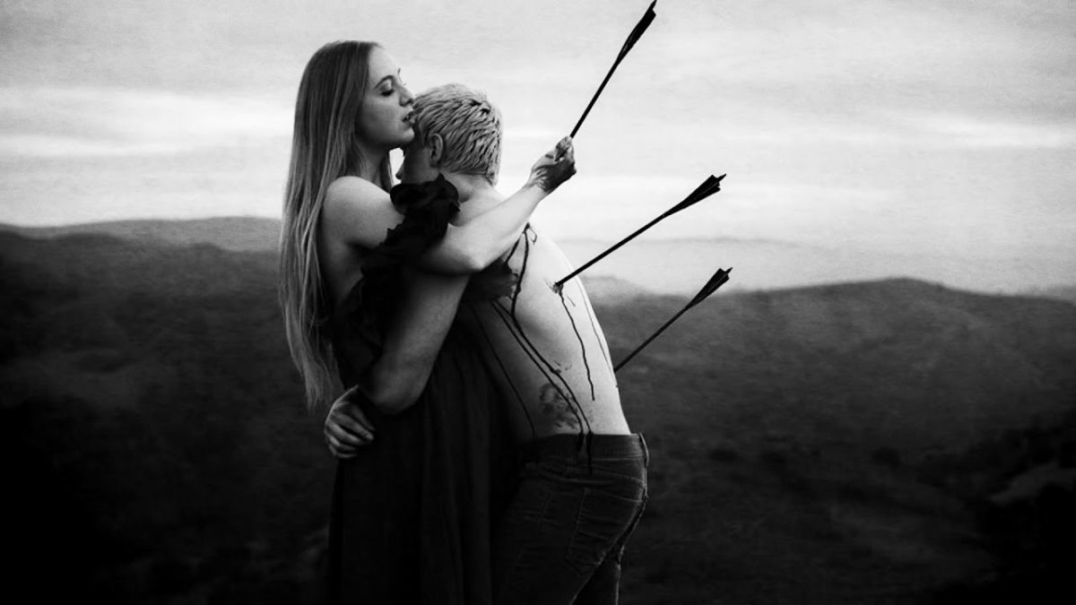 Силуэт печальной женщины