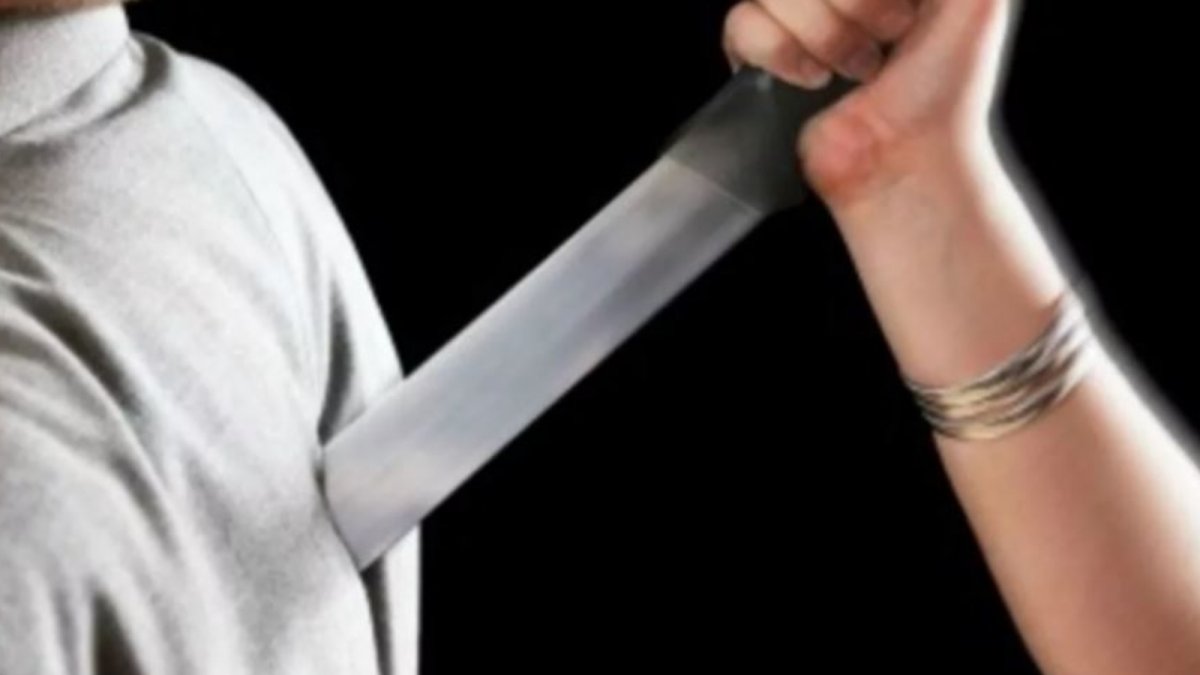 Силуэт человека с ножом в спине