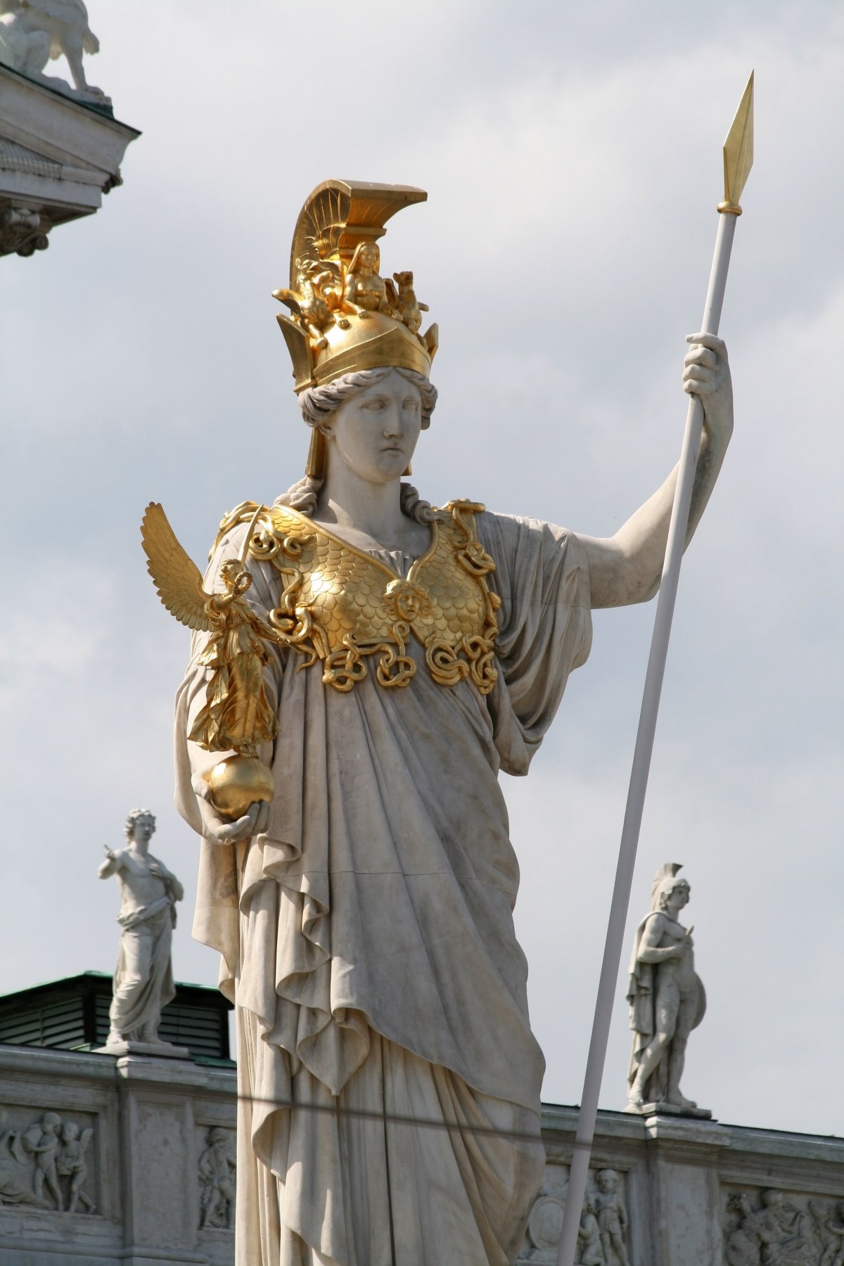 Афина Паллада статуя