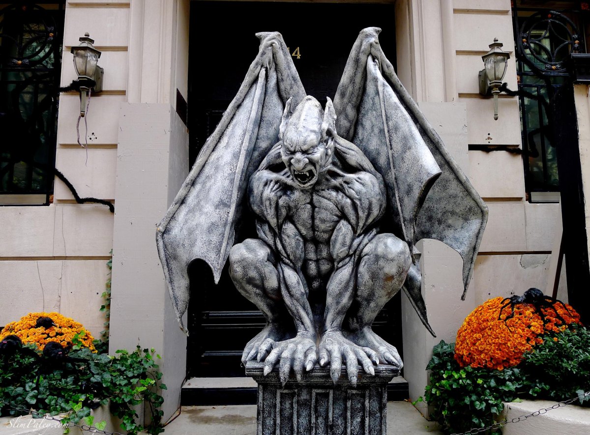 Каменная статуя Гаргульи