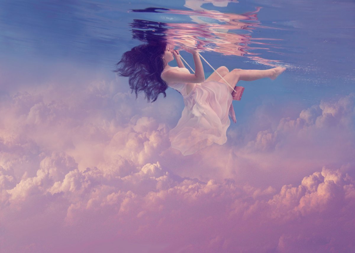 Девушка летит