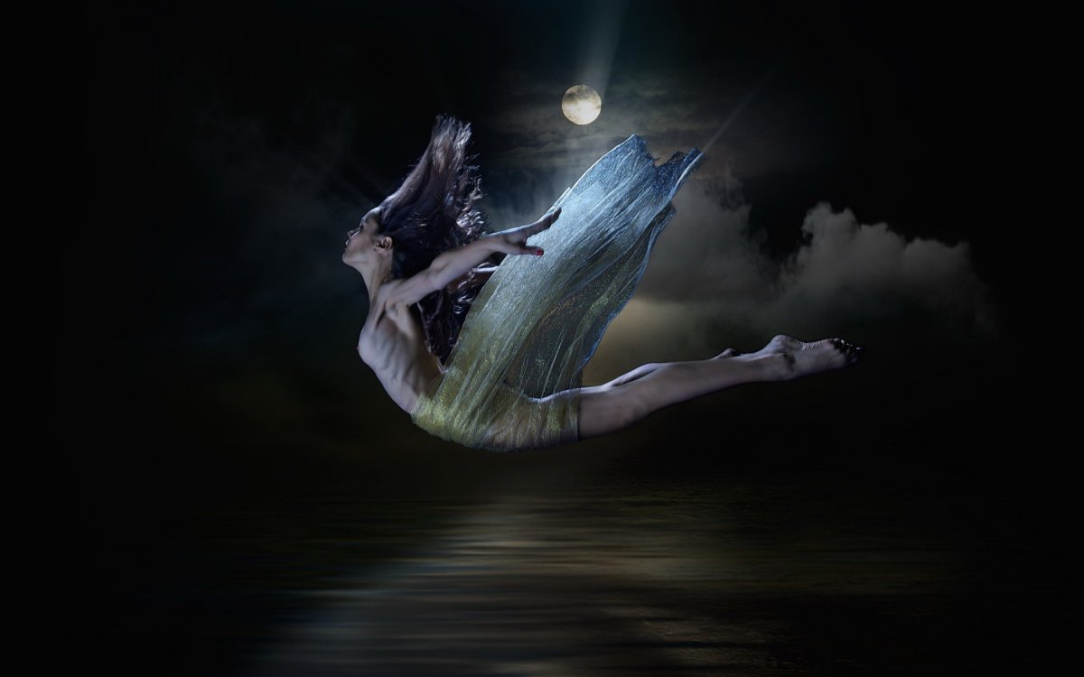 Девушка летает