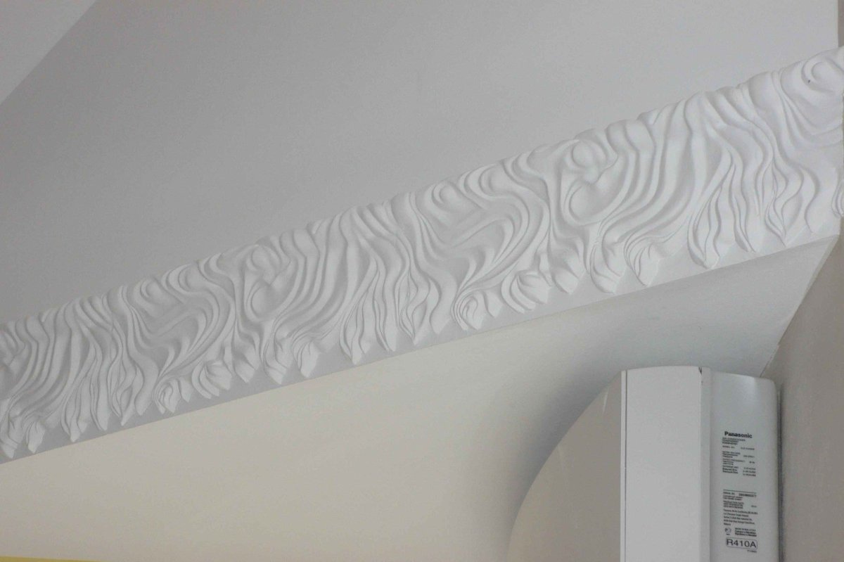 Бордюр на обои под потолком