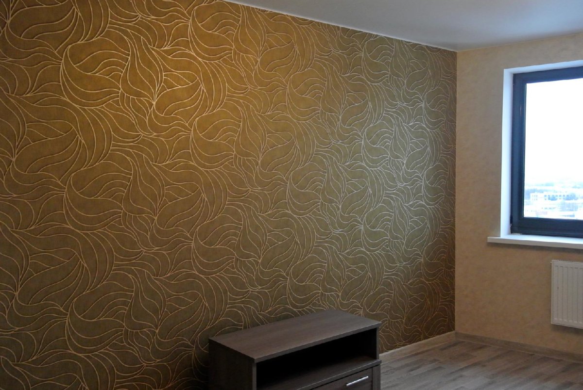 Стык обоев и краски на стенах