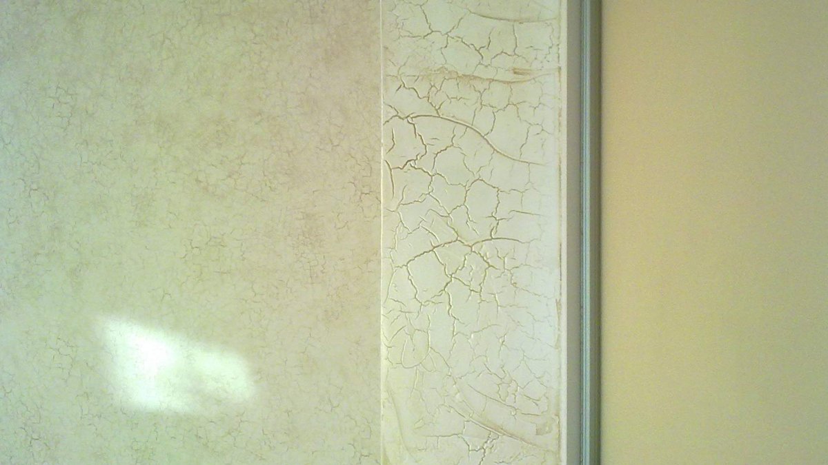 Стык обоев и краски на стенах