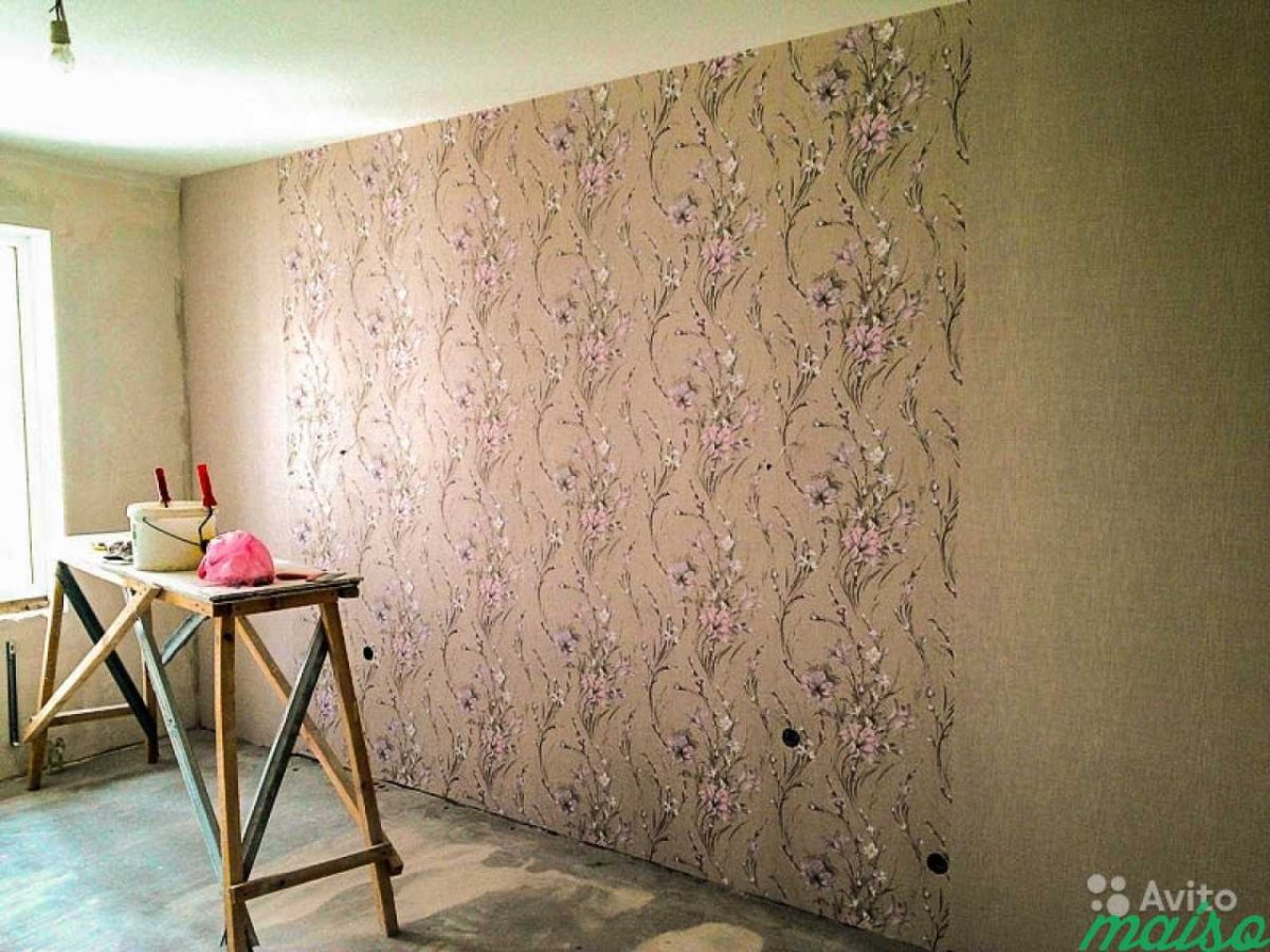 Поклейка обоев в нише