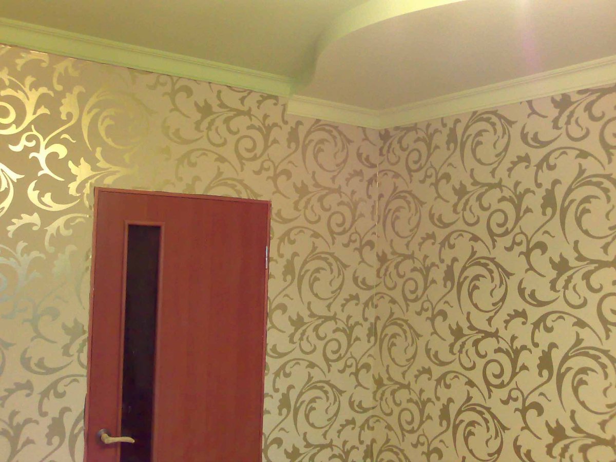 Оклейка двумя видами обоев