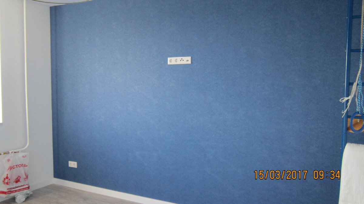 Окраска стен золотистой окраской