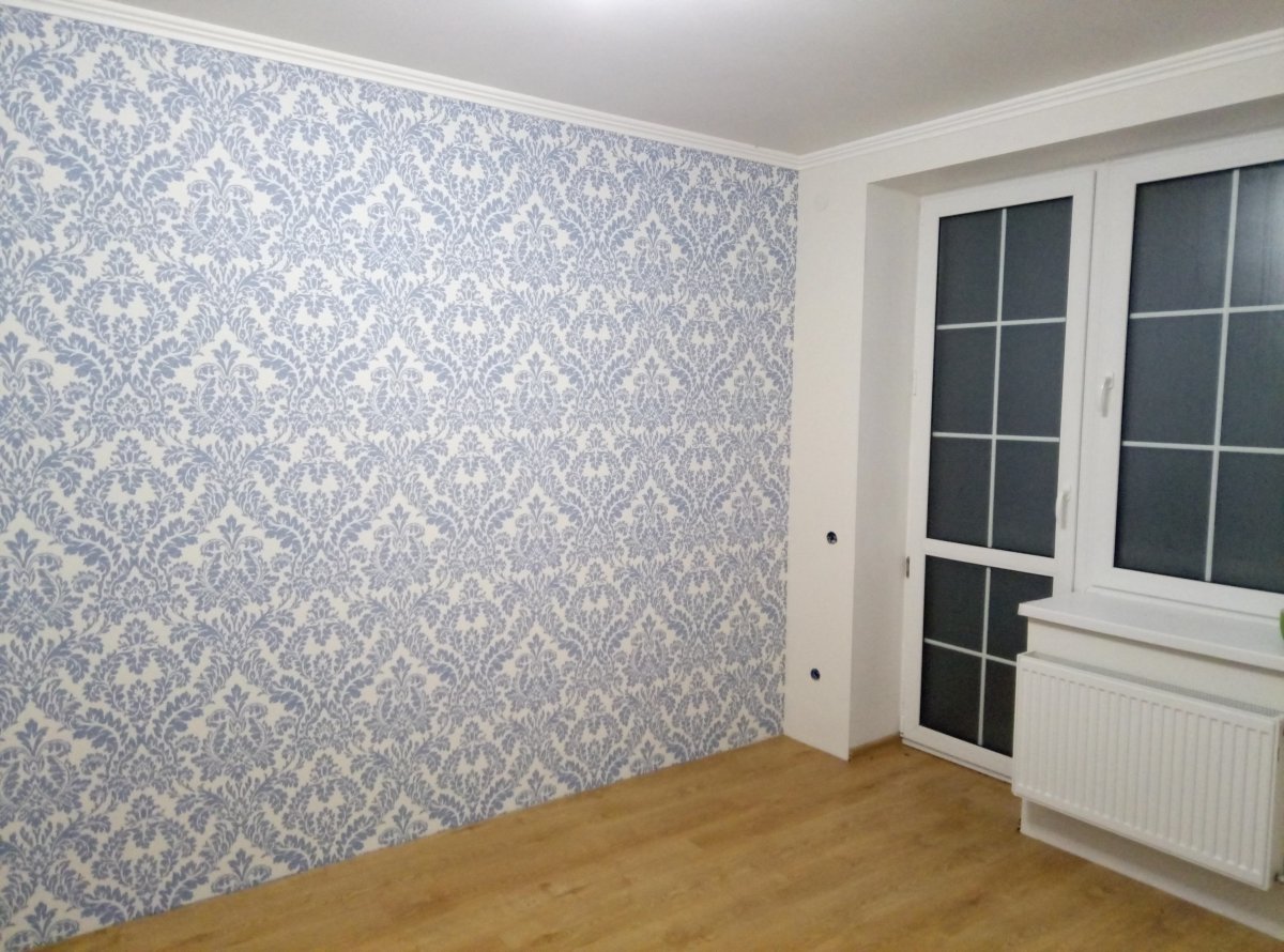 Оклеивание стен обоями