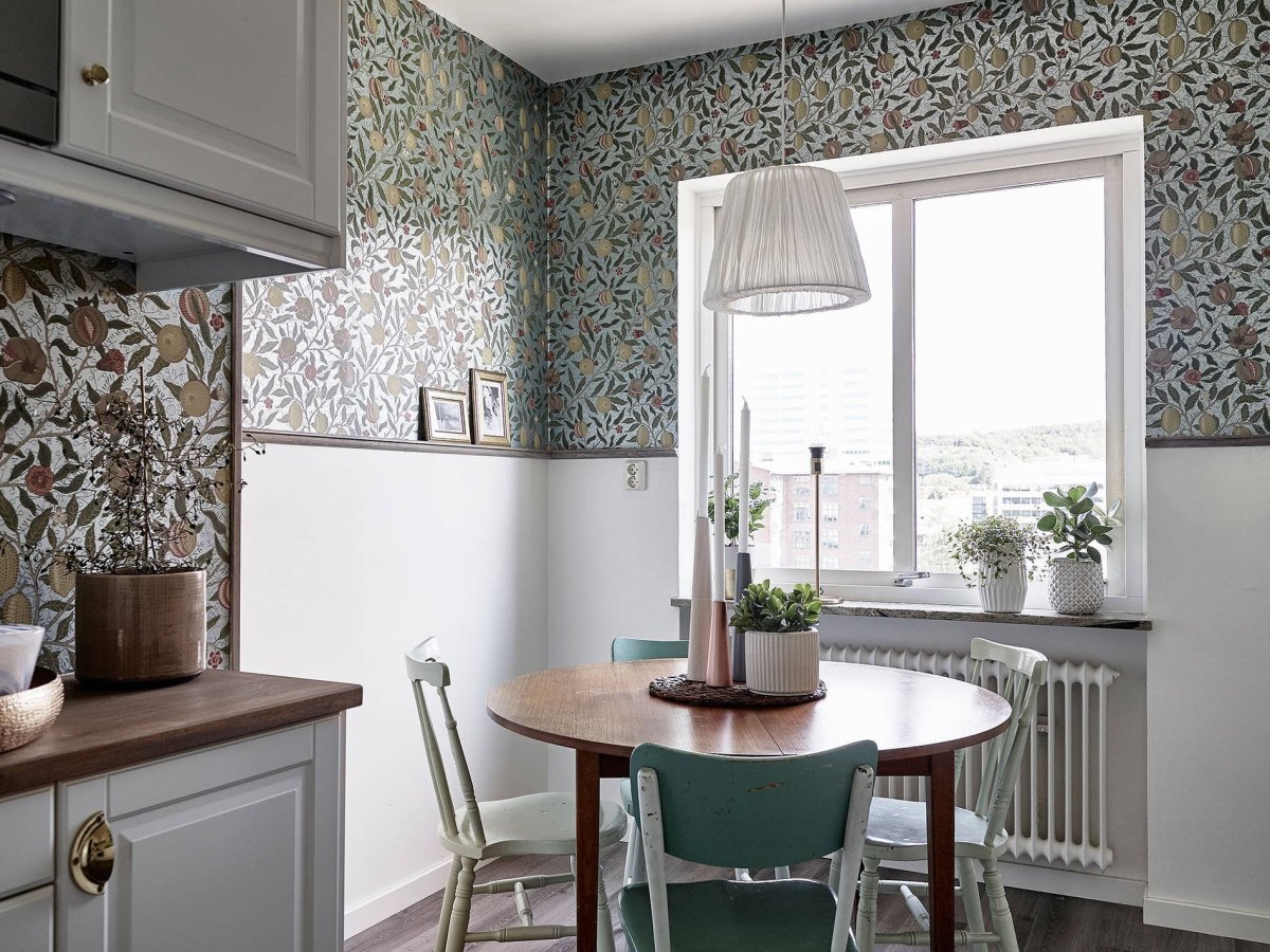 Сочетание белой кухни с обоями