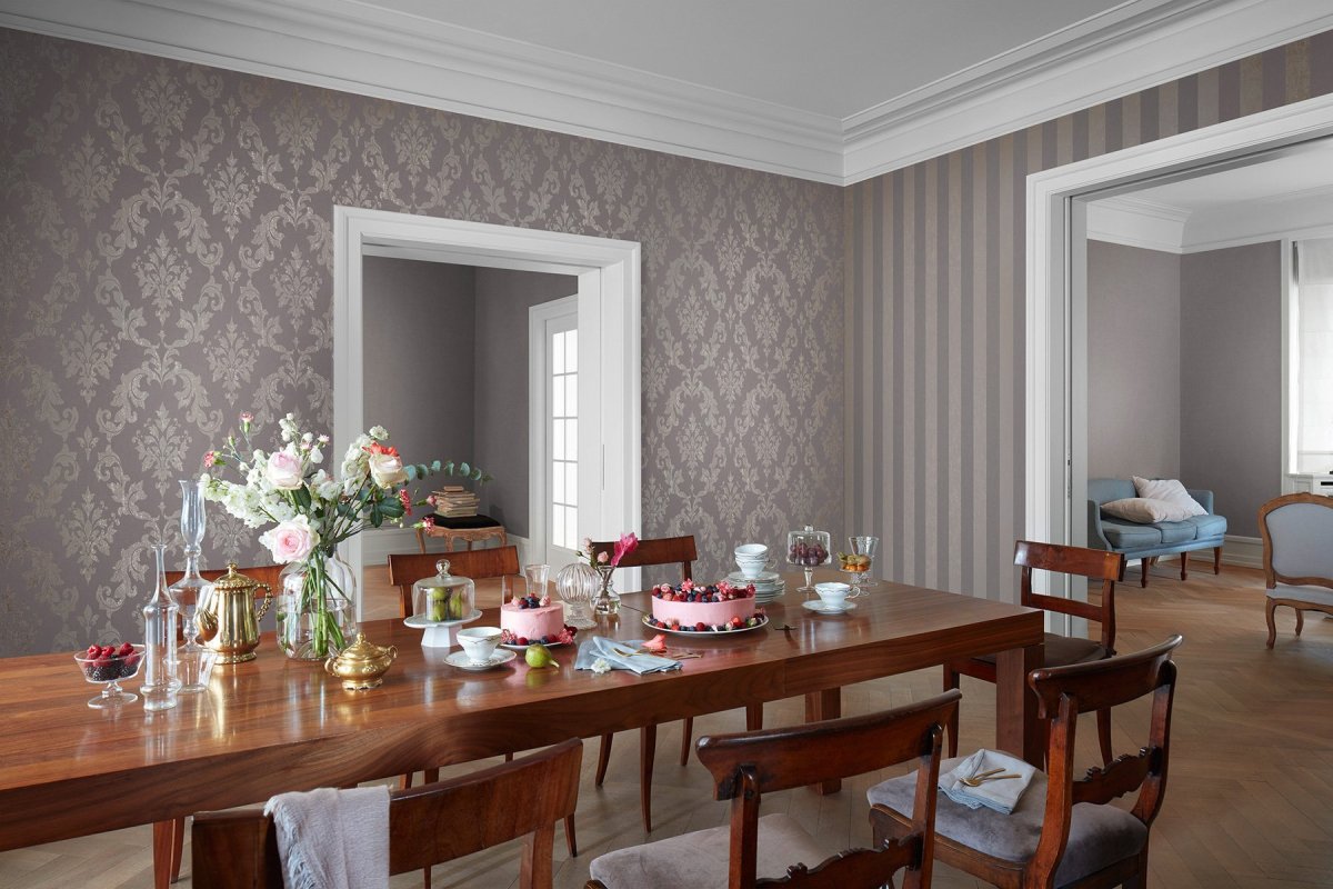 Интерьер кухни с комбинированными обоями