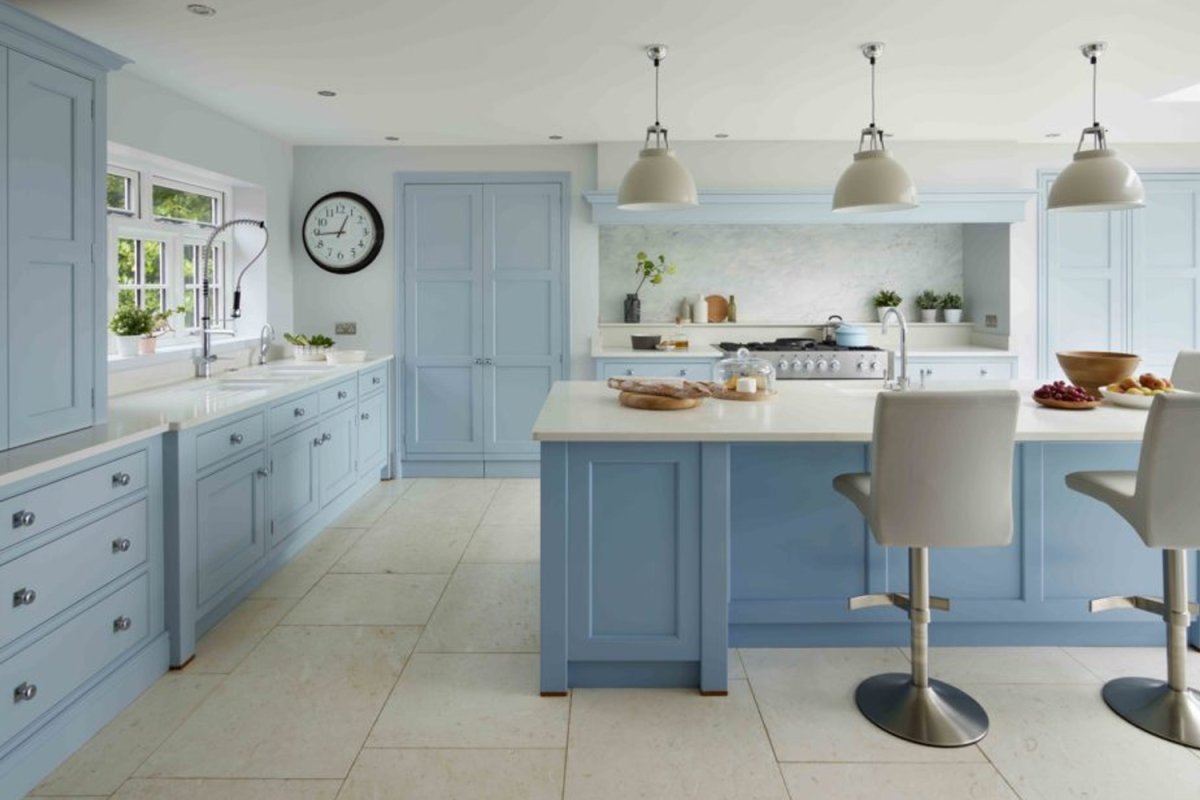 Синий цвет стен в интерьере кухни