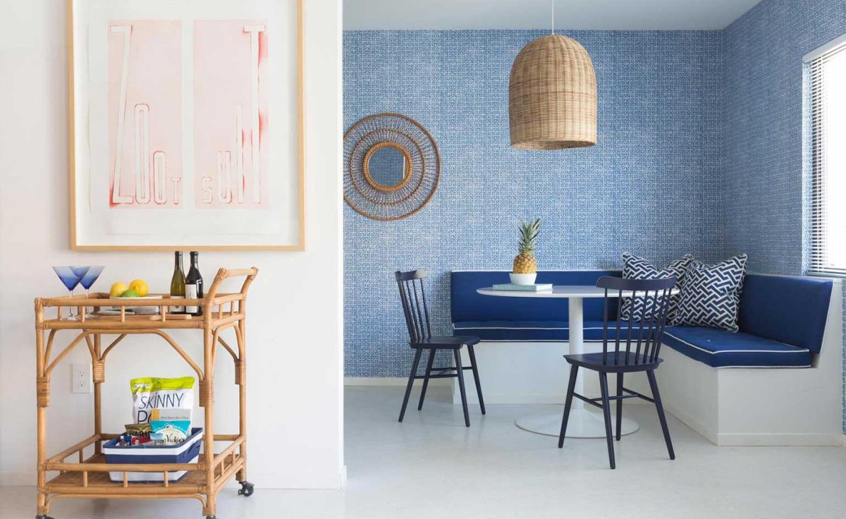 Бирюзовый потолок в интерьере